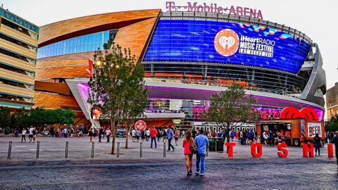 Холлоуэй победил Макгрегора на UFC 329: ирландец травмировал колено на первой минуте