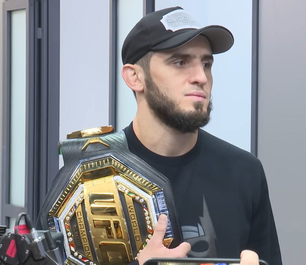 Ислам Махачев победил Деллу Маддалену и стал чемпионом UFC в двух весовых категориях