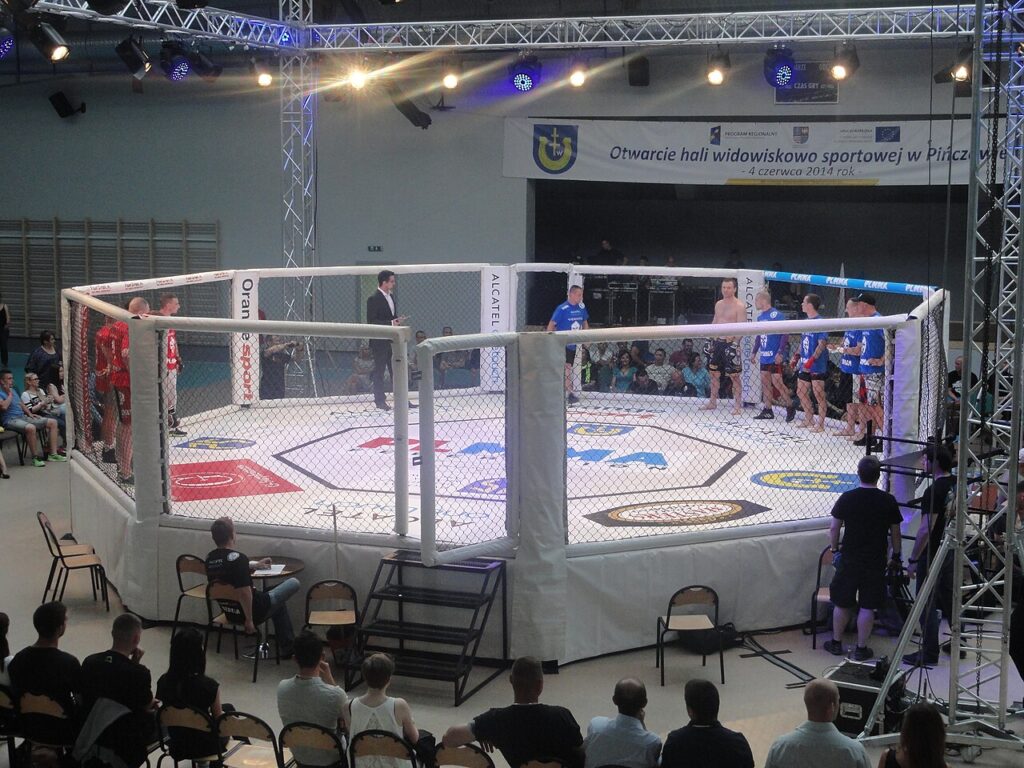 Чарлз Оливейра победил Макса Холлоуэя и завоевал титул BMF на UFC 326
