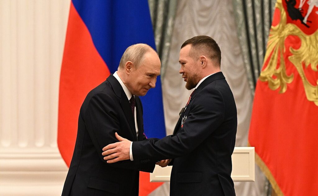 Пётр Ян вернул титул чемпиона UFC в легчайшем весе, победив Мераба Двалишвили